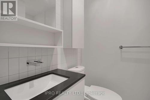 523 - 377 Madison Avenue, Toronto, ON - Indoor Photo Showing Bathroom