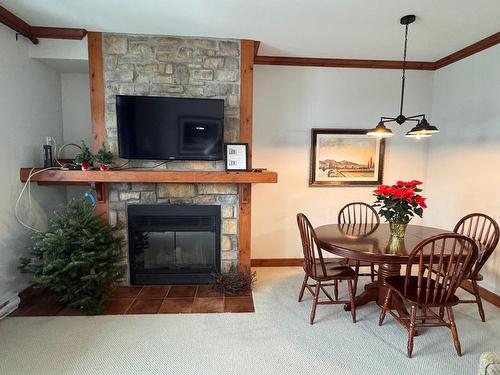 Salle Ã  manger - 7-205 Rue Du Mont-Plaisant, Mont-Tremblant, QC - Indoor Photo Showing Living Room With Fireplace