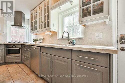 1544 Alexandra Boulevard, Mississauga, ON - Indoor Photo Showing Kitchen With Upgraded Kitchen