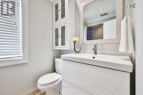 1544 Alexandra Boulevard, Mississauga, ON - Indoor Photo Showing Bathroom