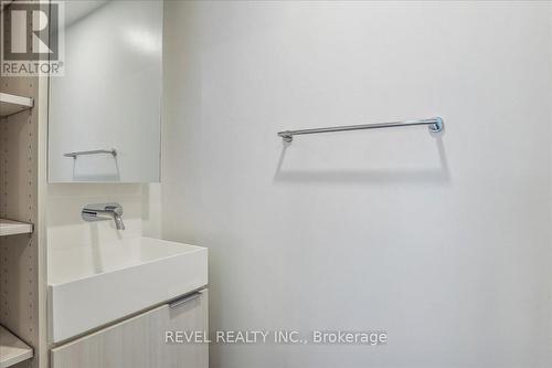 1910 - 370 Martha Street, Burlington, ON - Indoor Photo Showing Bathroom