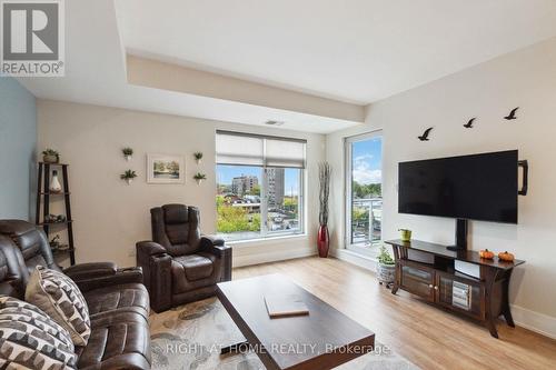 506 - 131 Holland Avenue, Ottawa, ON - Indoor Photo Showing Living Room