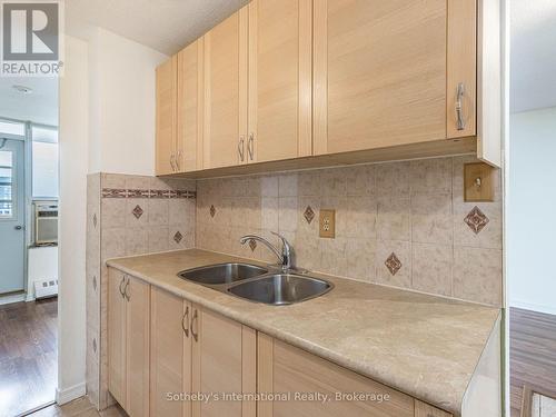 1110 - 3120 Kirwin Avenue, Mississauga (Cooksville), ON - Indoor Photo Showing Kitchen With Double Sink