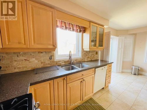 4504 Gullfoot Circle, Mississauga, ON - Indoor Photo Showing Kitchen With Double Sink