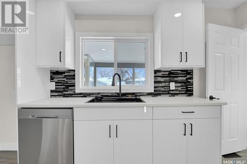 2811 Assiniboine Avenue, Regina, SK - Indoor Photo Showing Kitchen With Upgraded Kitchen