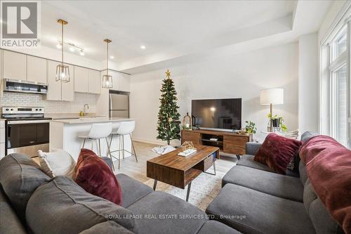 3170 Lotus Common, Burlington, ON - Indoor Photo Showing Living Room