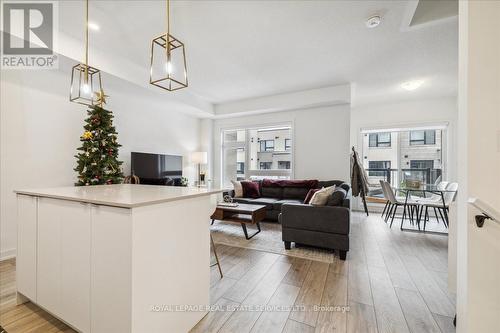 3170 Lotus Common, Burlington, ON - Indoor Photo Showing Living Room