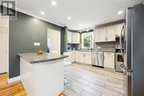 945 Ferndale Drive, Sarnia, ON - Indoor Photo Showing Kitchen With Upgraded Kitchen