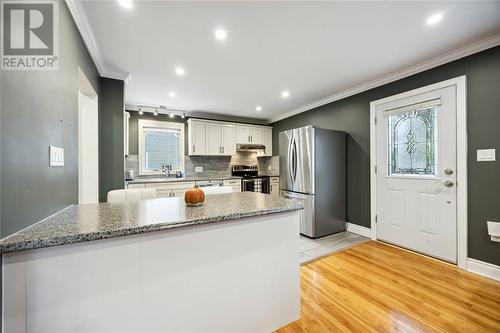 945 Ferndale Drive, Sarnia, ON - Indoor Photo Showing Kitchen With Upgraded Kitchen