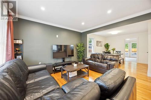 945 Ferndale Drive, Sarnia, ON - Indoor Photo Showing Living Room