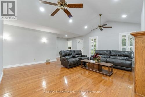 49 Argyle Street, Lambton Shores (Forest), ON - Indoor Photo Showing Living Room