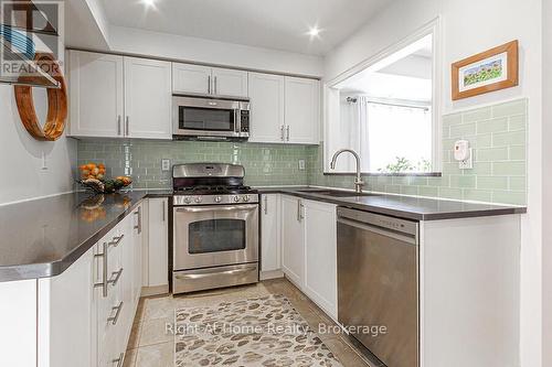 53 - 2614 Dashwood Drive, Oakville (1022 - Wt West Oak Trails), ON - Indoor Photo Showing Kitchen With Stainless Steel Kitchen