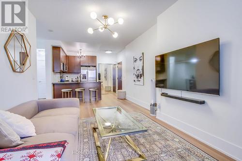 710 - 35 Balmuto Street, Toronto, ON - Indoor Photo Showing Living Room