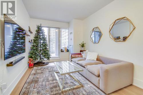 710 - 35 Balmuto Street, Toronto, ON - Indoor Photo Showing Living Room