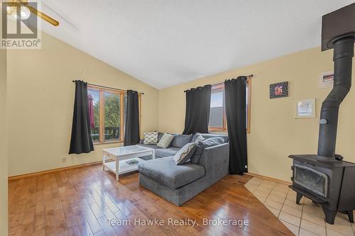 41 Grandview Road, Tay, ON - Indoor Photo Showing Living Room