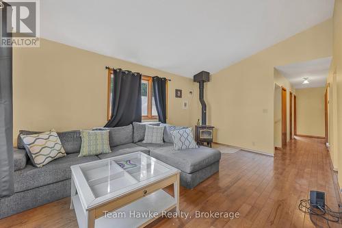 41 Grandview Road, Tay, ON - Indoor Photo Showing Living Room