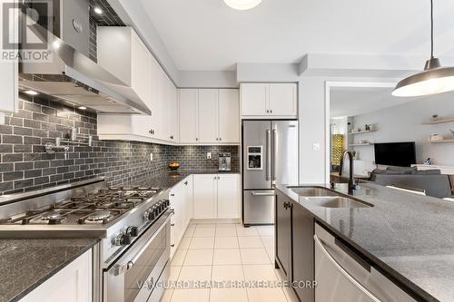 138 Barons Street, Vaughan, ON - Indoor Photo Showing Kitchen With Double Sink With Upgraded Kitchen