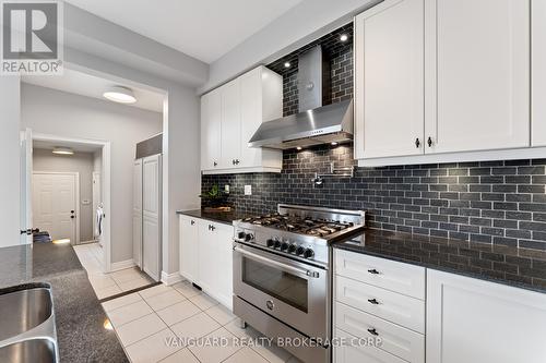 138 Barons Street, Vaughan, ON - Indoor Photo Showing Kitchen With Upgraded Kitchen