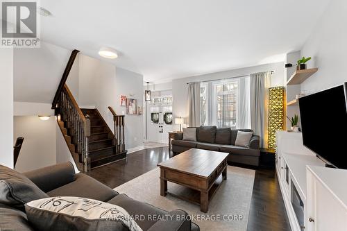 138 Barons Street, Vaughan, ON - Indoor Photo Showing Living Room