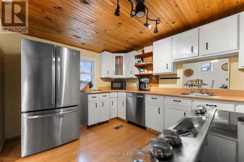 468 Centre Street, Pembroke, ON - Indoor Photo Showing Kitchen