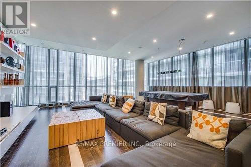 1706 - 8 Charlotte St, Toronto, ON - Indoor Photo Showing Living Room