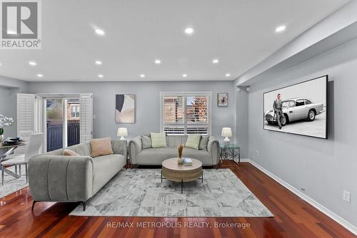 4 Grosbeak Crescent, Toronto, ON - Indoor Photo Showing Living Room