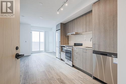 305 - 195 Commerce Street, Vaughan, ON - Indoor Photo Showing Kitchen