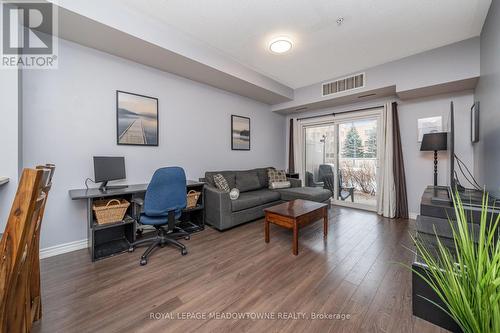 125 - 570 Lolita Gardens, Mississauga, ON - Indoor Photo Showing Living Room