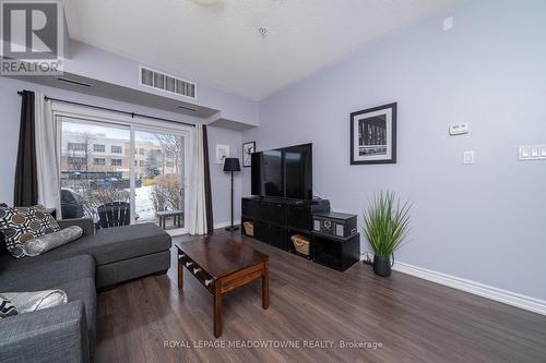 125 - 570 Lolita Gardens, Mississauga, ON - Indoor Photo Showing Living Room