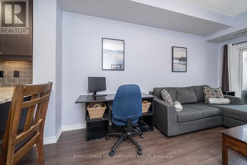 125 - 570 Lolita Gardens, Mississauga, ON - Indoor Photo Showing Living Room