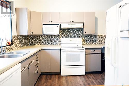 394 2Nd Street W, Shaunavon, SK - Indoor Photo Showing Kitchen With Double Sink