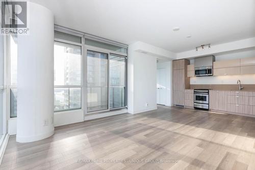 3510 - 290 Adelaide Street W, Toronto, ON - Indoor Photo Showing Kitchen