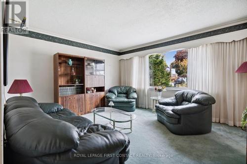 992 Pharmacy Avenue, Toronto, ON - Indoor Photo Showing Living Room