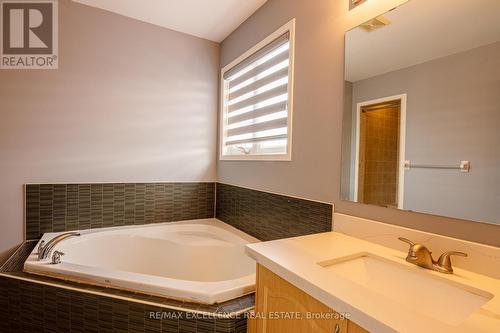 2324 Saddlecreek Crescent, Oakville, ON - Indoor Photo Showing Bathroom