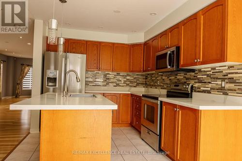 2324 Saddlecreek Crescent, Oakville, ON - Indoor Photo Showing Kitchen With Upgraded Kitchen