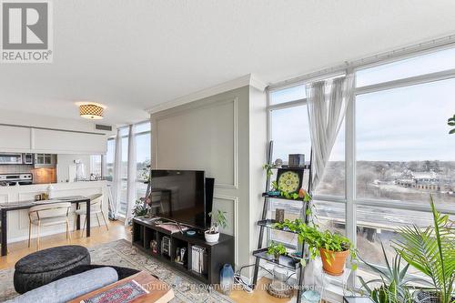 1005 - 185 Legion Road N, Toronto, ON - Indoor Photo Showing Living Room