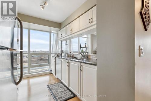 1005 - 185 Legion Road N, Toronto, ON - Indoor Photo Showing Kitchen