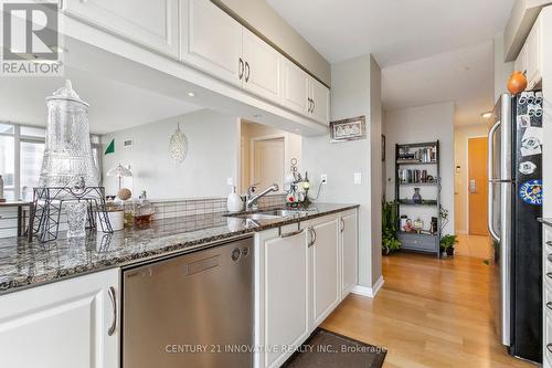 1005 - 185 Legion Road N, Toronto, ON - Indoor Photo Showing Kitchen