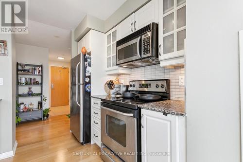 1005 - 185 Legion Road N, Toronto, ON - Indoor Photo Showing Kitchen