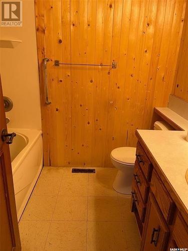 232 2Nd Street, Frobisher, SK - Indoor Photo Showing Bathroom