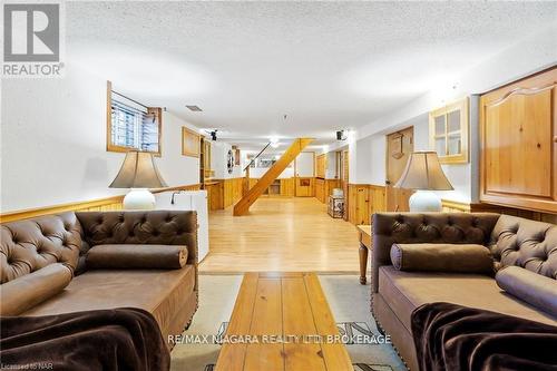 1671 King Street E, Hamilton (Delta), ON - Indoor Photo Showing Living Room