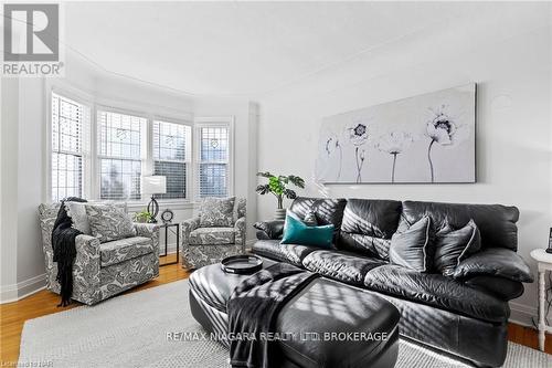 1671 King Street E, Hamilton (Delta), ON - Indoor Photo Showing Living Room