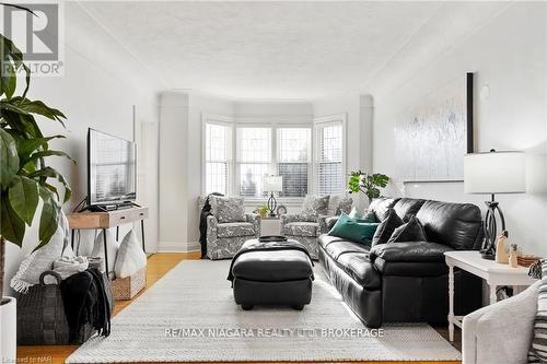 1671 King Street E, Hamilton (Delta), ON - Indoor Photo Showing Living Room