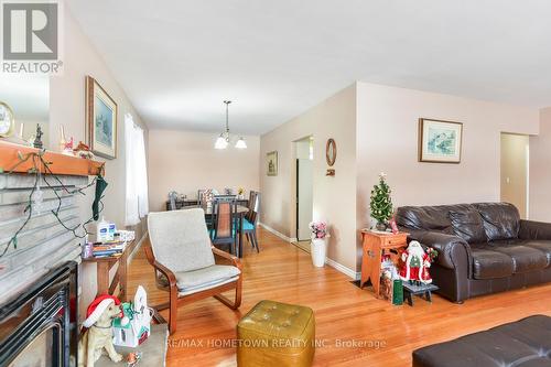 284 First Avenue, Brockville, ON - Indoor Photo Showing Living Room