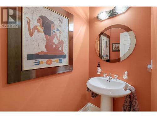 765 Westpoint Drive, Kelowna, BC - Indoor Photo Showing Bathroom