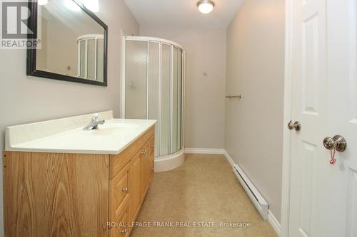 2 - 182 Mcdonnel Street, Peterborough (Downtown), ON - Indoor Photo Showing Bathroom