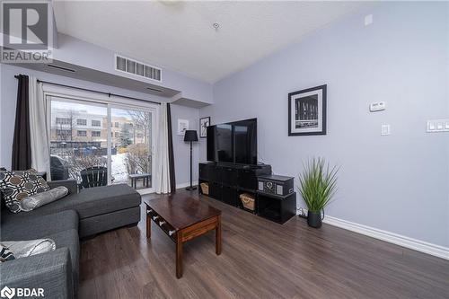 570 Lolita Gardens Unit# 125, Mississauga, ON - Indoor Photo Showing Living Room