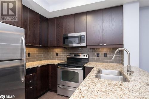 570 Lolita Gardens Unit# 125, Mississauga, ON - Indoor Photo Showing Kitchen With Double Sink With Upgraded Kitchen