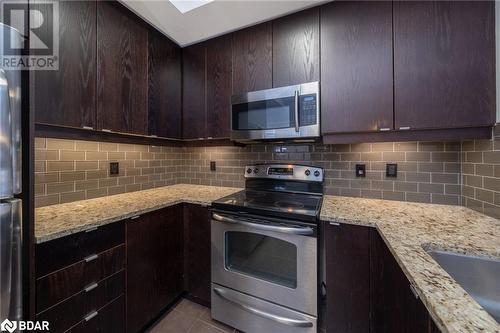 570 Lolita Gardens Unit# 125, Mississauga, ON - Indoor Photo Showing Kitchen With Upgraded Kitchen