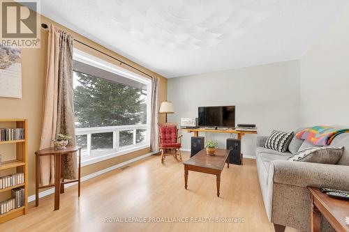 44 Hasler Street, Addington Highlands, ON - Indoor Photo Showing Living Room